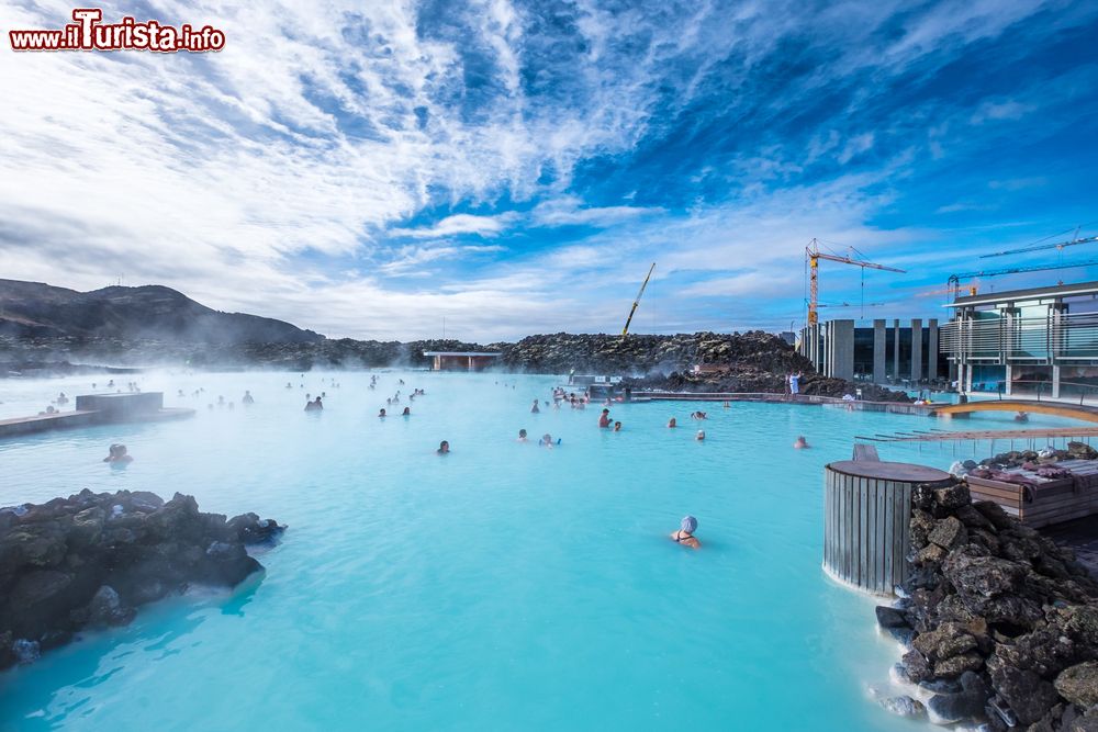 Immagine La spa termale della Blue Lagoon a Grindavik in Islanda, non lontana dall'aeroporto di Reykjavík