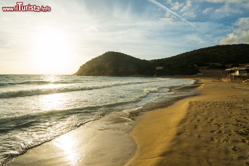 Immagine La Speranza, la spiaggia a sud di Alghero fotografata al tramonto.