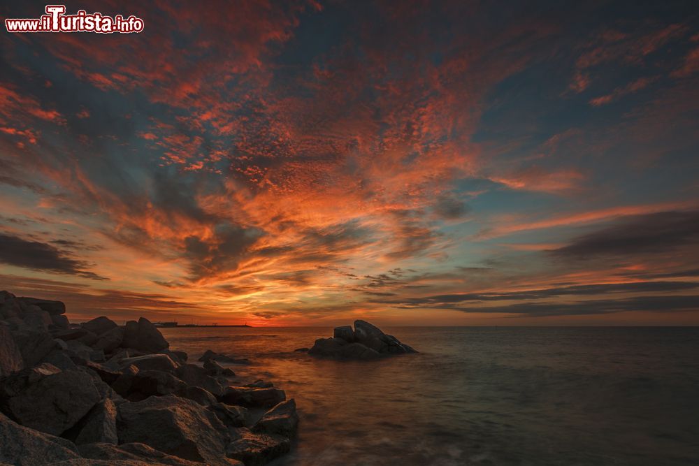 Immagine La spettacolare alba in una mattinata nuvolosa a Arenys de Mar, Spagna.