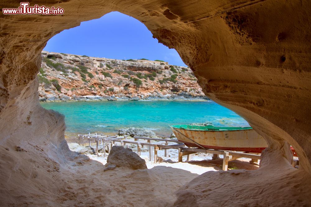 Immagine La spettacolare Cala en Baster una delle grotte di Formentera, Isole Baleari, Spagna.