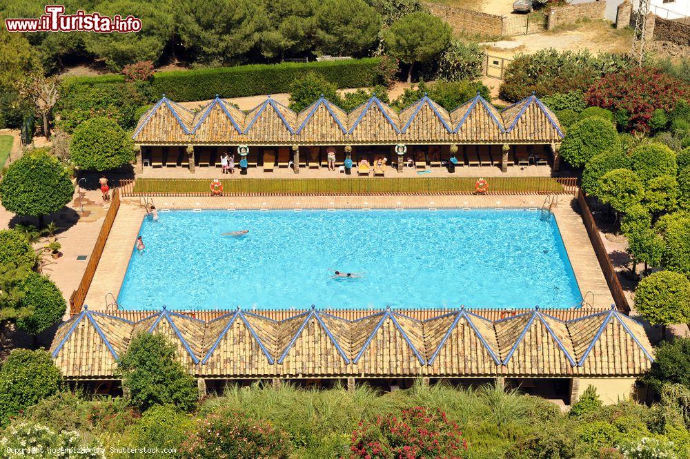 Immagine La spettacolare piscina del National Parador di Carmona, Spagna, vista dall'alto - © joserpizarro / Shutterstock.com