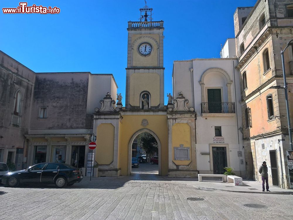 Immagine La spettacolare Porta San Nicola nel borgo di Aradeo in Puglia - © Asia, CC BY-SA 4.0, Wikipedia