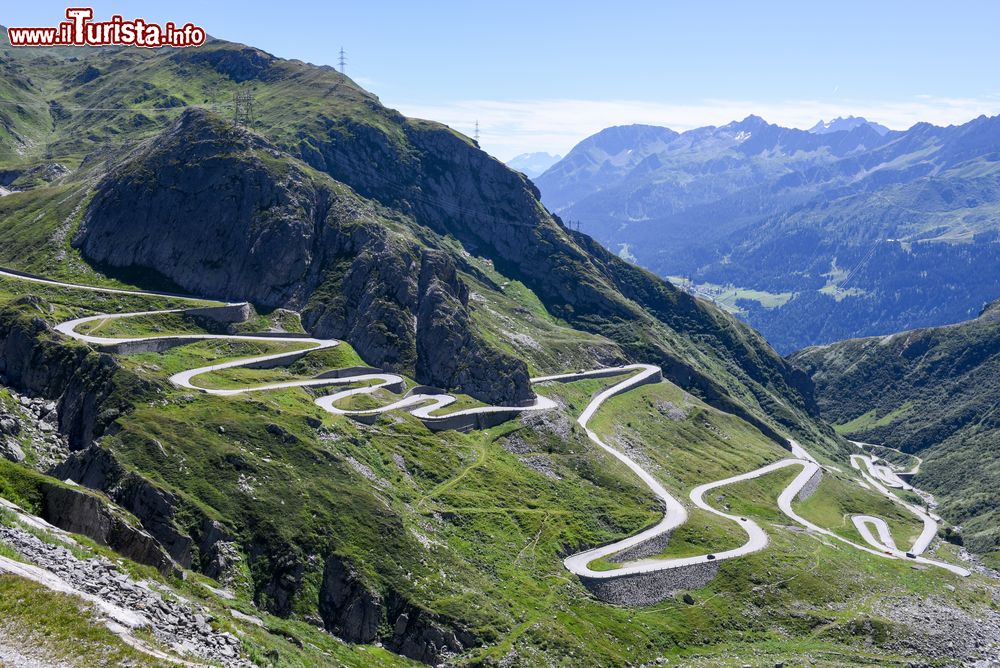 Immagine La spettacolare strada montana che conduce al Passo del San Gottardo, sulle Alpi della Svizzera. Una volta superato il passo, la strada scende fino a raggiungere Goschenen e successivamente il Lago dei Quattro Cantoni.