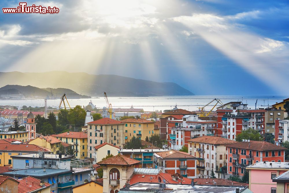 Immagine La Spezia vista dall'alto alle prime luci dell'alba, Liguria. Sullo sfondo il Golfo dei Poeti: a definirlo così (dei Poeti) nel 1910 fu il commediografo Sem Benelli che proprio in una villa affacciata sul mare di San Terenzo lavorò al suo capolavoro dal titolo La cena delle beffe.