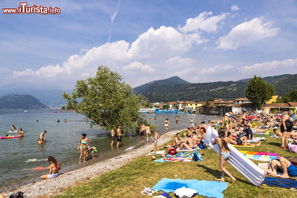 Immagine La spiaggetta di Iseo affollata di bagnanti in estate. Il Lago d'Iseo è il quarto lago per estensione della Lombardia - foto © katatonia82 / Shutterstock.com