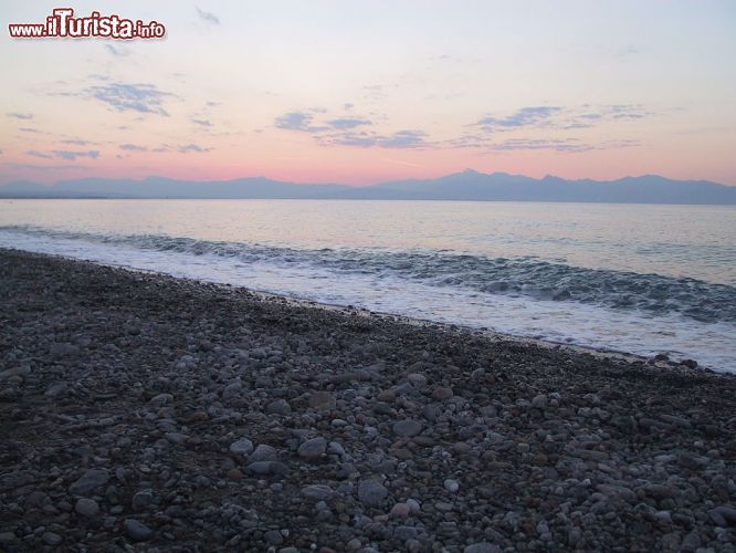 Immagine La spiaggia a ciottoli di Rossano Calabro, sul mar Jonio - © Bouncey2k - Wikipedia