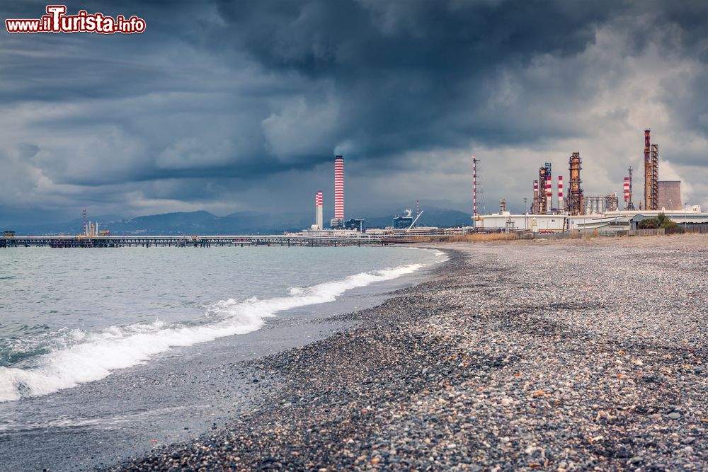 Immagine La spiaggia a ciottoli, la Raffineria e la Centrale Enel di San Filippo del Mela in Sicilia