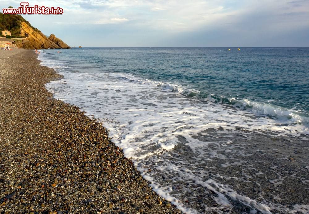 Immagine La spiaggia a ciottoli e sabbia di di Deiva Marina, al confine delle CInque Terre in Liguria