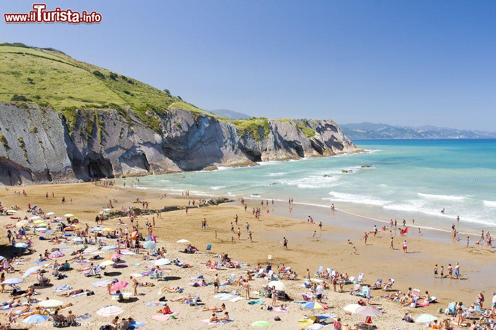 Immagine La spiaggia affollata di Zumaia, Spagna. Questa località ospita uno dei lidi più turistici e frequentati dei Paesi Baschi nei mesi estivi  - © Natursports / Shutterstock.com