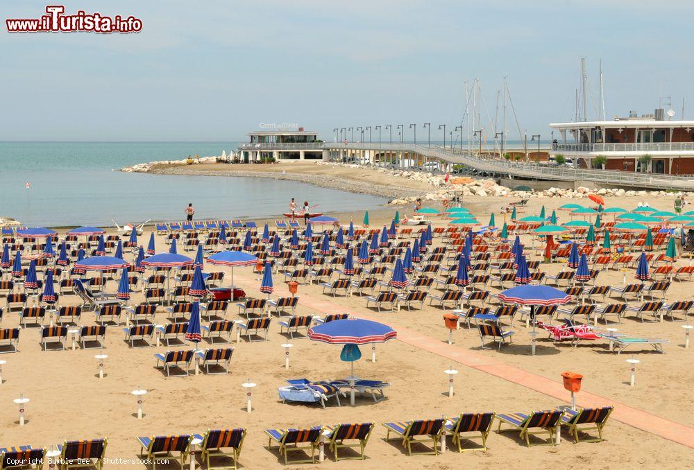 Immagine La spiaggia attrezzata di Cattolica sulla riviera romagnola, provincia di Rimini - © Bumble Dee / Shutterstock.com