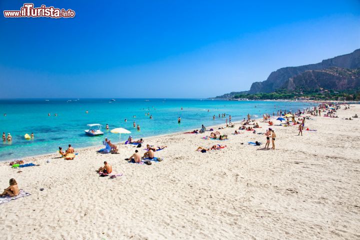 Immagine La grande spiaggia bianca di Mondello, è considerata uno dei più belli arenili della  Sicilia - © Aleksandar Todorovic / Shutterstock.com