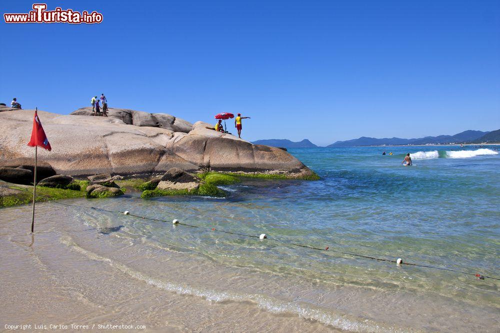 Immagine La spiaggia brasiliana di Joaquina a Florianopolis, isola di Santa Catarina.  A controllare bagnanti e surfisti ci sono i guardiaspiaggia - © Luis Carlos Torres / Shutterstock.com