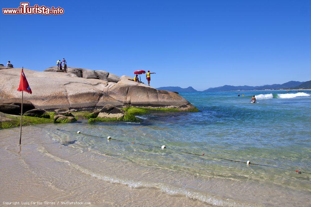 Immagine La spiaggia brasiliana di Joaquina a Florianopolis, isola di Santa Catarina.  A controllare bagnanti e surfisti ci sono i guardiaspiaggia - © Luis Carlos Torres / Shutterstock.com