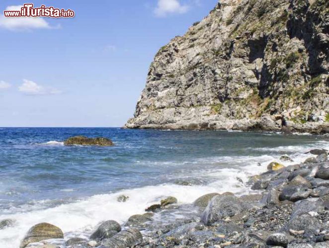 Immagine La spiaggia ciottolosa di Palmi, provincia di Reggio Calabria - © 311209004 / Shutterstock.com