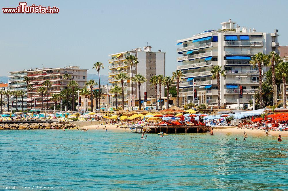 Immagine La spiaggia cittadina a Juan les Pins sulla Costa Azzurra - © lkonya / Shutterstock.com