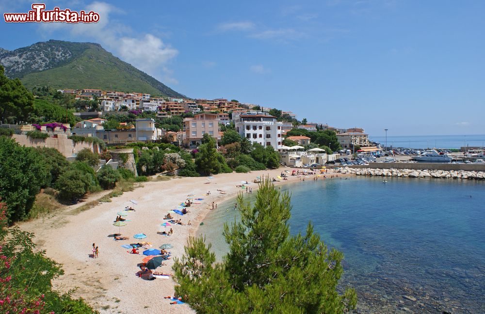 Immagine La spiaggia cittadina di Cala Gonone in Sardegna
