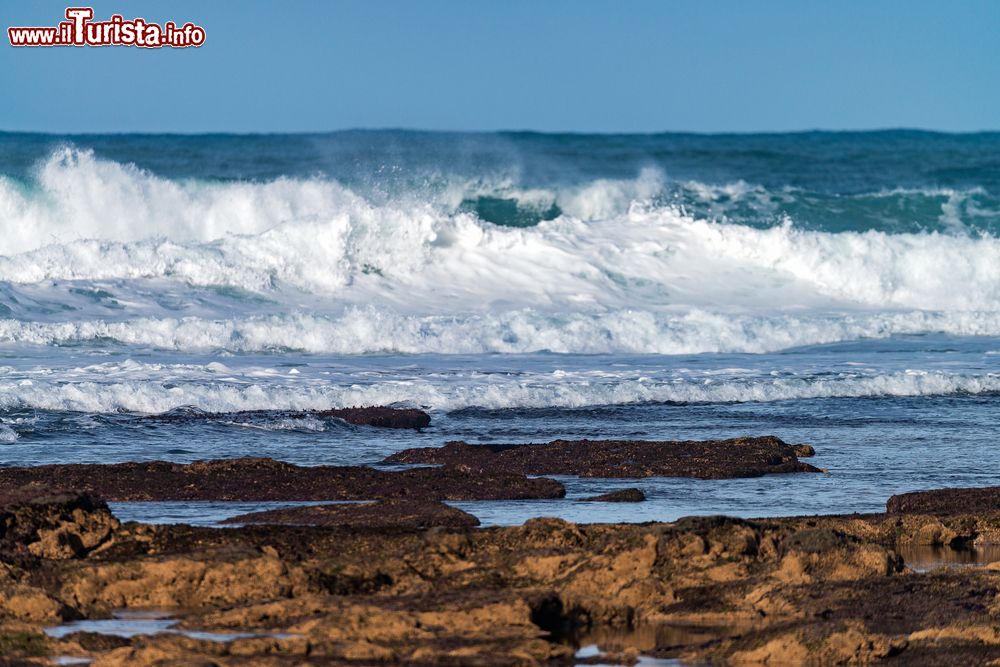 Immagine La spiaggia con rocce a Ericeira, sulla costa atlantica portoghese. E' una delle località più frequentate dagli appassionati di surf.