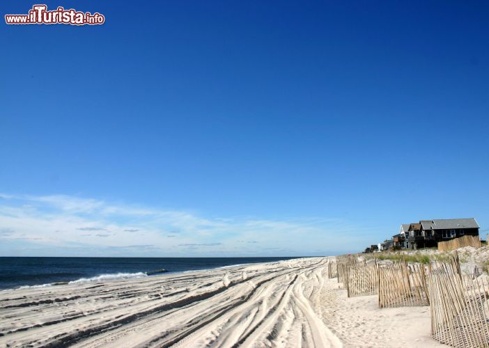 Immagine Coopers Beach a New York, Stati Uniti. Sabbia bianca e fine per questo tratto di costa al Southampton Village di New York