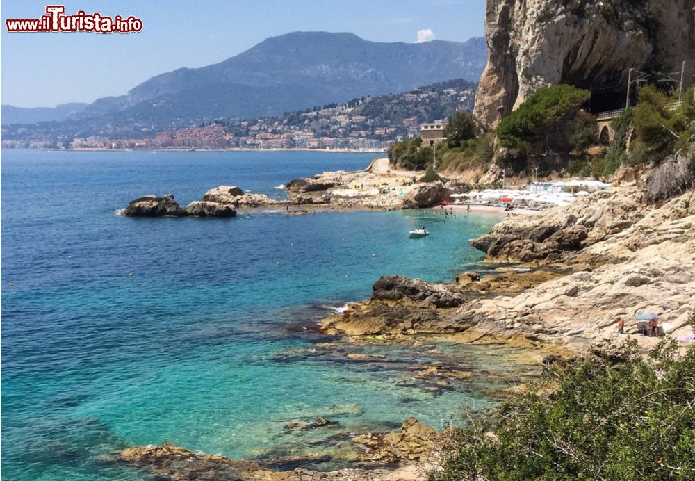 Immagine La spiaggia dei Balzi Rossi a Ventimiglia, Rivera di Ponente, Liguria
