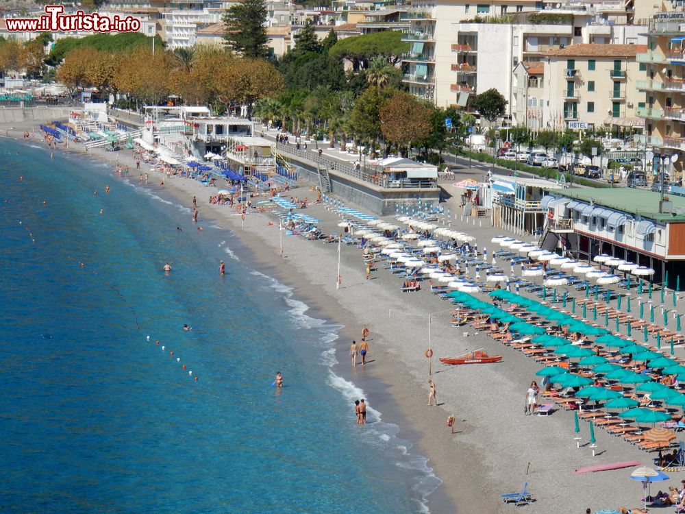 Immagine La spiaggia del borgo marinaro di Maiori in Campania, Costiera Amalfitana