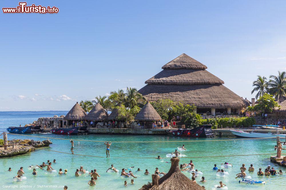 Immagine La spiaggia del parco archeologico di Xcaret, penisola dello Yucatan, Messico. In questo paradiso segreto del Messico si possono sperimentare attività acquatiche, attrazioni culturali e spettacoli - © posztos / Shutterstock.com