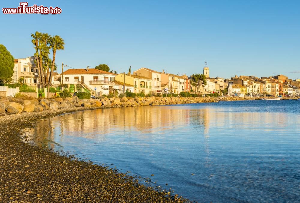 Immagine La spiaggia del villaggio di Bouzigues in Occitania, siamo nel sud della Francia