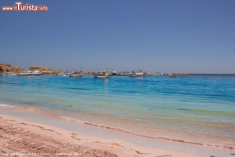 Immagine La spiaggia del villaggio di Marzamemi, siamo nel sud-est della Sicilia - © Alessio Davide C Auditore / Shutterstock.com