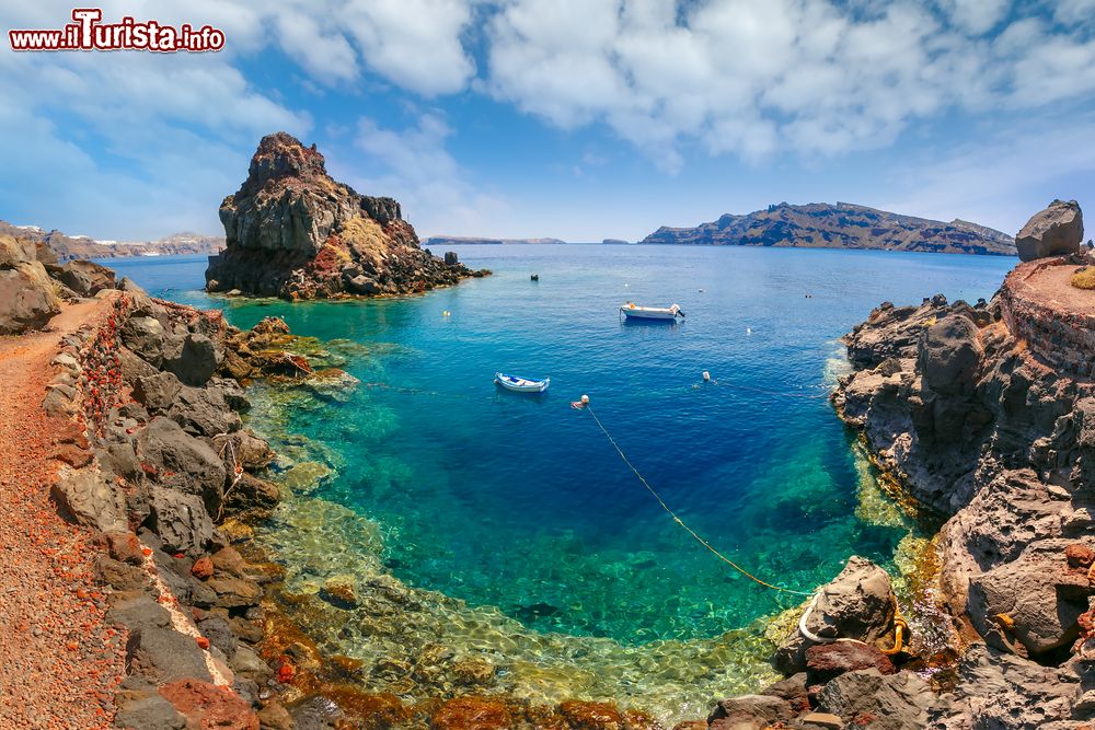 Immagine La spiaggia della baia di Armeni vicino al villaggio di Oia a Santorini, Isole Cicladi (Grecia)