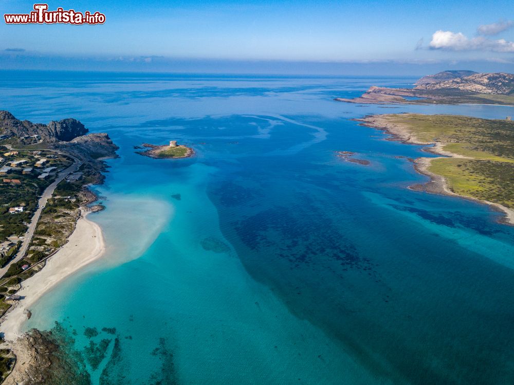 Immagine La spiaggia della Pelosa a sinistra, a destra l'Isola Piana e L'Asinara