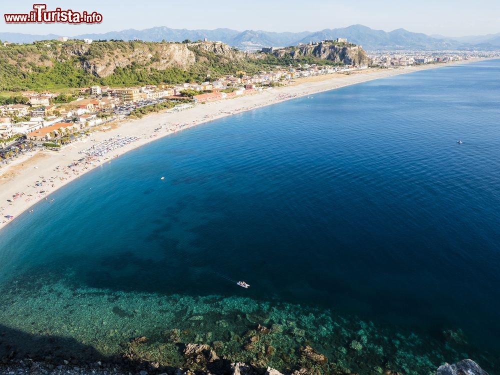 Immagine La spiaggia di Capo Milazzo dall'alto, provincia di Messina, Sicilia.