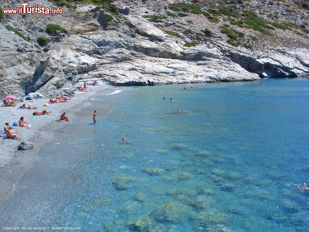 Immagine La spiaggia di Agia Anna con l'acqua turchese vista dall'alto, isola di Amorgo (Grecia) - © Aerial-motion / Shutterstock.com