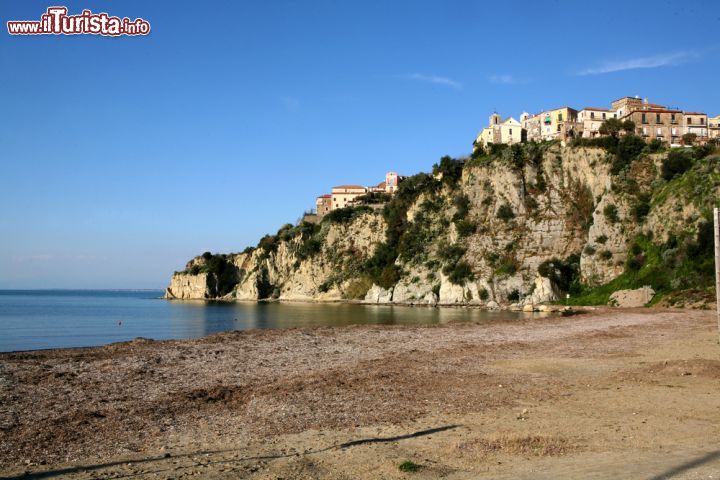 Immagine Una spiaggia di Agropoli, Campania - Un tratto di spiaggia con sullo sfondo il promontorio su cui sorge il borgo antico della località cilentana © onairda / Shutterstock.com