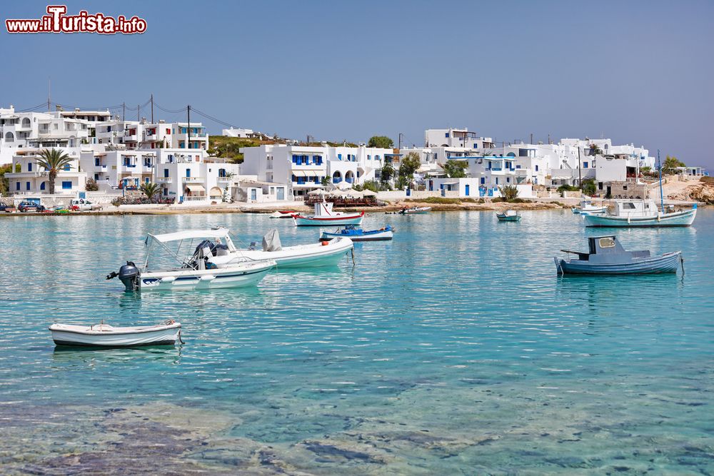 Immagine La spiaggia di Ammos e il porto dell'isola di Koufonissi nelle Piccole Cicladi, Grecia.