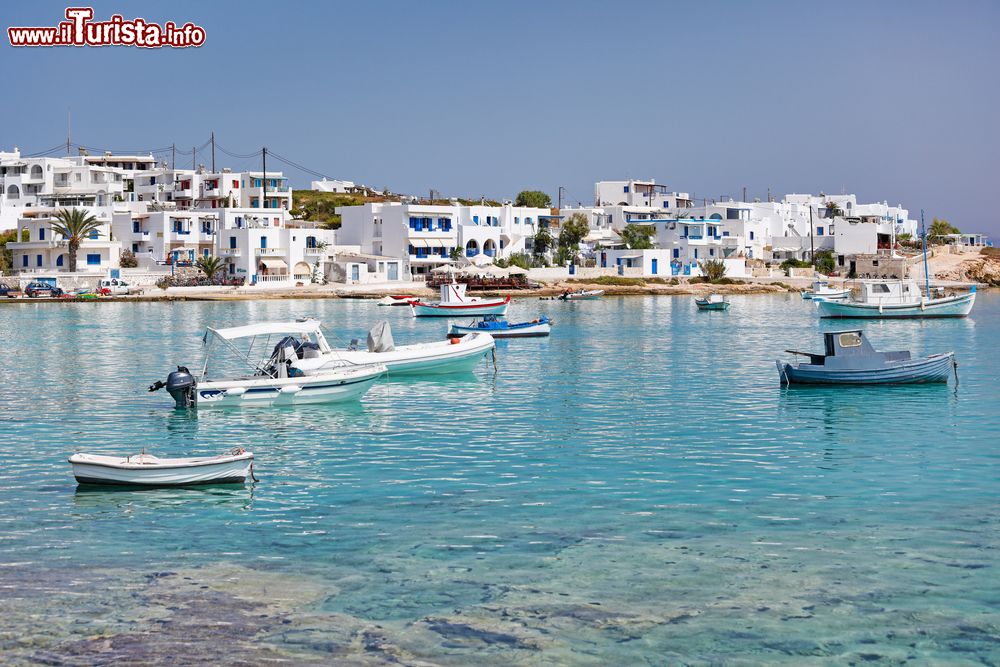 Immagine La spiaggia di Ammos e il porto dell'isola di Koufonissi nelle Piccole Cicladi, Grecia.
