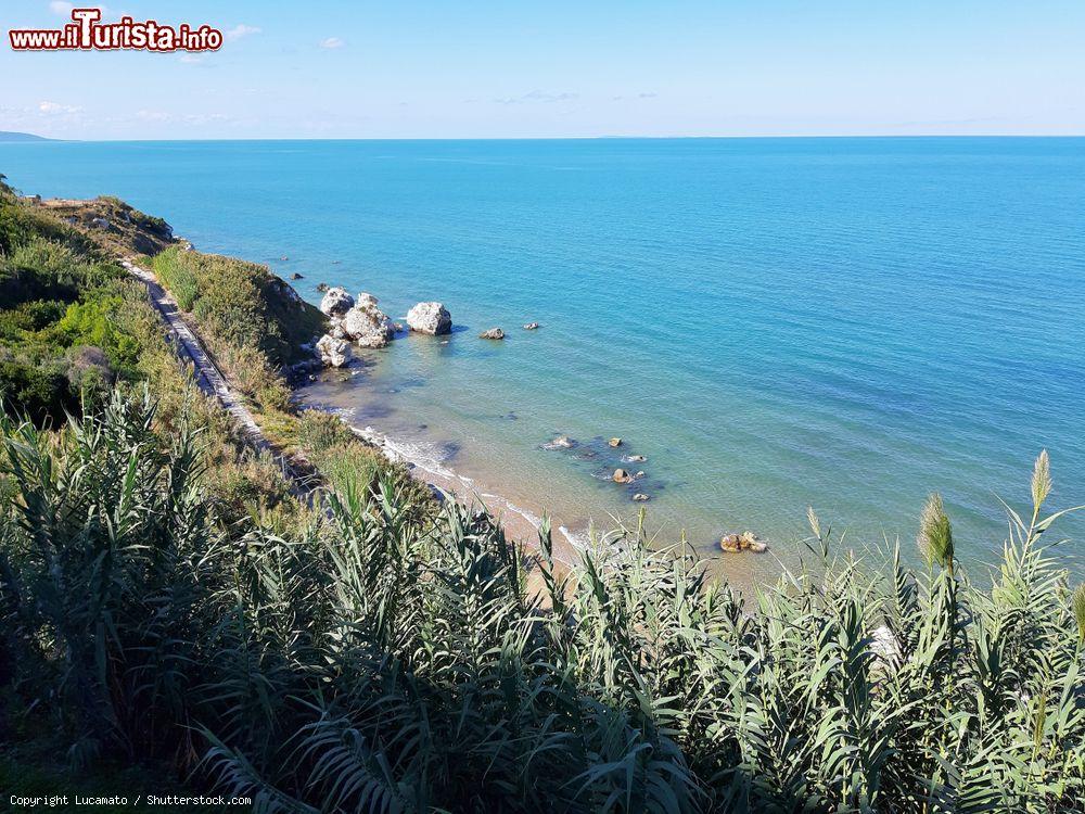 Immagine La spiaggia di Baia Camomilla a Rodi Garganico, costa nord della Puglia - © Lucamato / Shutterstock.com