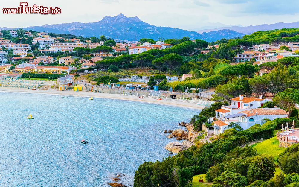 Immagine La spiaggia di Baja Sardinia in Costa Smeralda, siamo in provincia di Olbia, in Sardegna