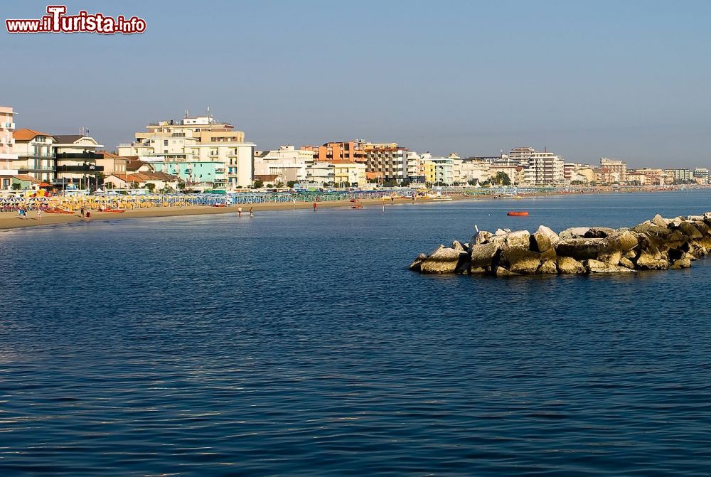 Immagine La spiaggia di Bellaria Igea Marina e gli scogli di protezione, provincia di Rimini.