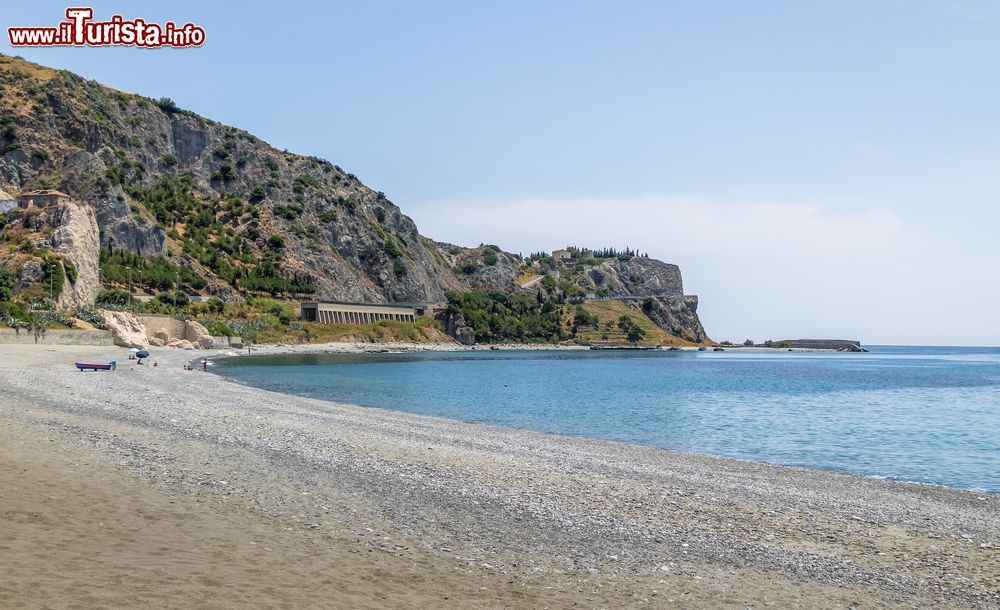 Immagine La spiaggia di Bova Marina in Calabria, premiata bandiera Blu