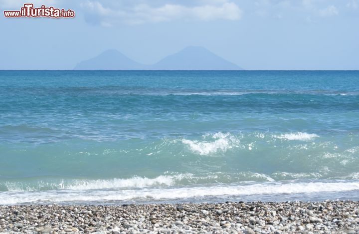 Immagine La spiaggia di Brolo in Sicilia: oltre alla ghiaia presenta anche de tratti con sabbie - © Gandolfo Cannatella / Shutterstock.com
