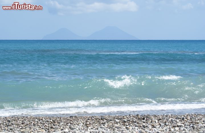 Immagine La spiaggia di Brolo in Sicilia: oltre alla ghiaia presenta anche de tratti con sabbie - © Gandolfo Cannatella / Shutterstock.com