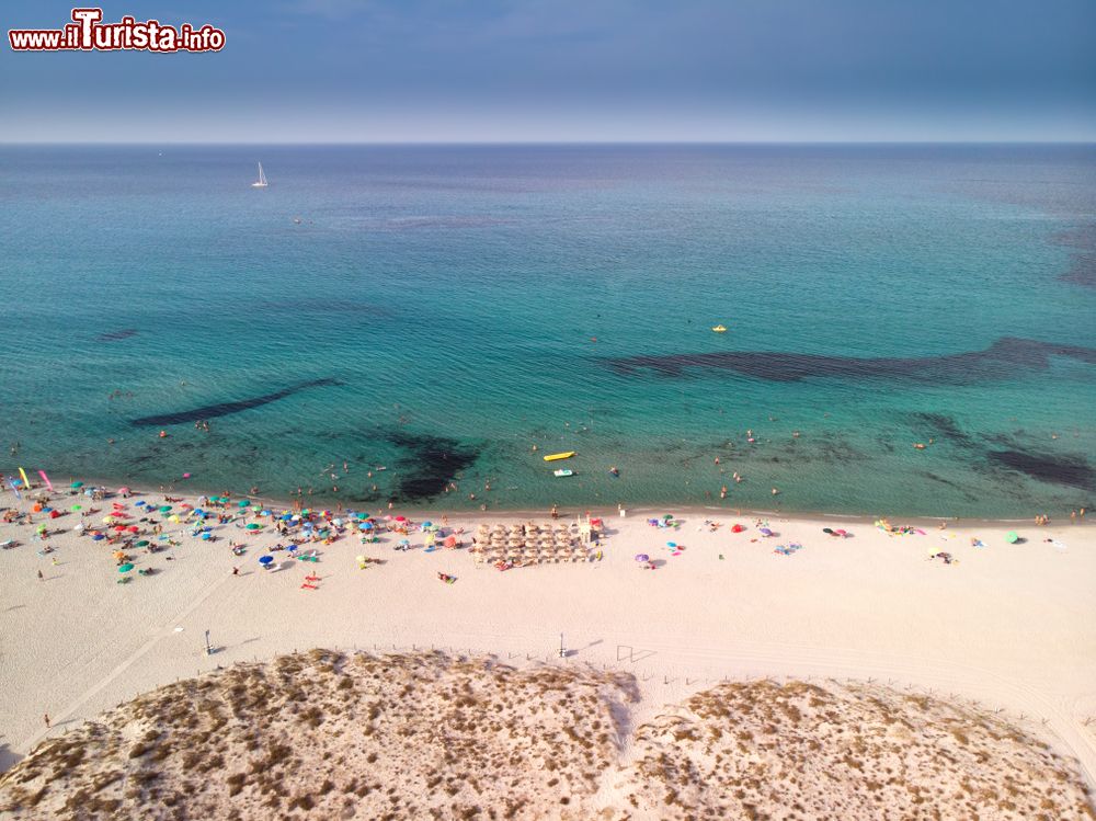 Immagine La spiaggia di Budoni in estate, la sabbia bianca e il mare trasparente della Sardegna