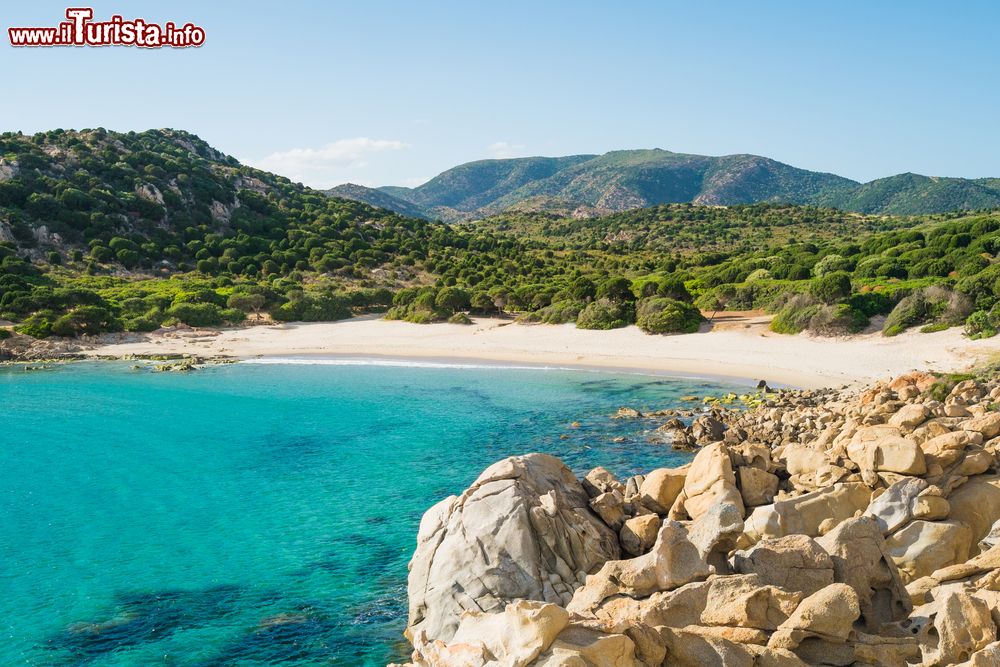 Immagine La spiaggia di Cala Cipolla a Chia in Sardegna