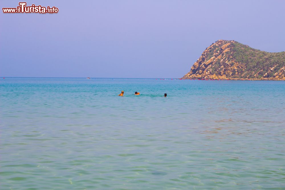 Immagine La spiaggia di Cala Iris a El Hoceima, Marocco. La grande baia di questa cittadina ospita alcune fra le più suggestive spiagge del territorio marocchino.
 