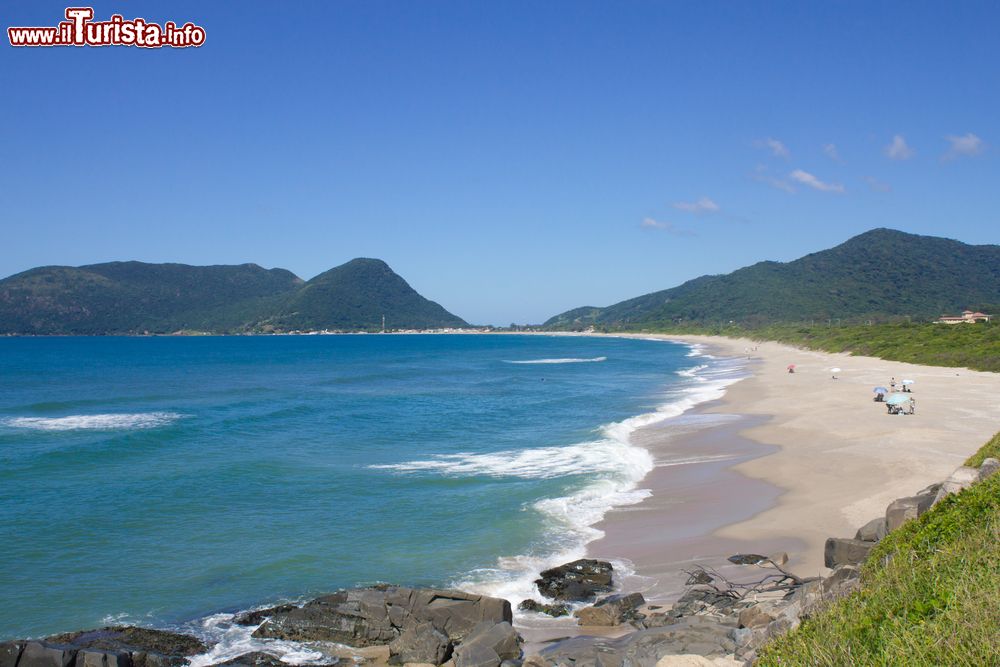 Immagine La spiaggia di Campeche a Florianopolis, isola di Santa Catarina (Brasile). Adatta a chi ama praticare sport, questa spiaggia è una delle migliori per gli appassionati di surf e kitesurf.