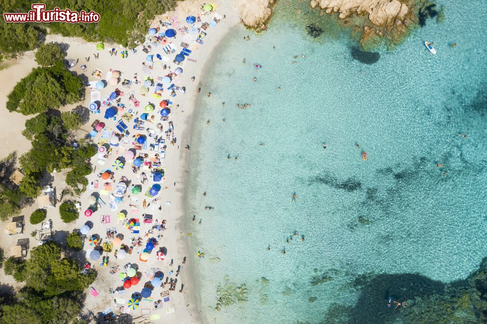 Immagine La spiaggia di Capriccioli in Costa Smeralda, Sardegna, facilmente raggiungibile da Cala di Volpe