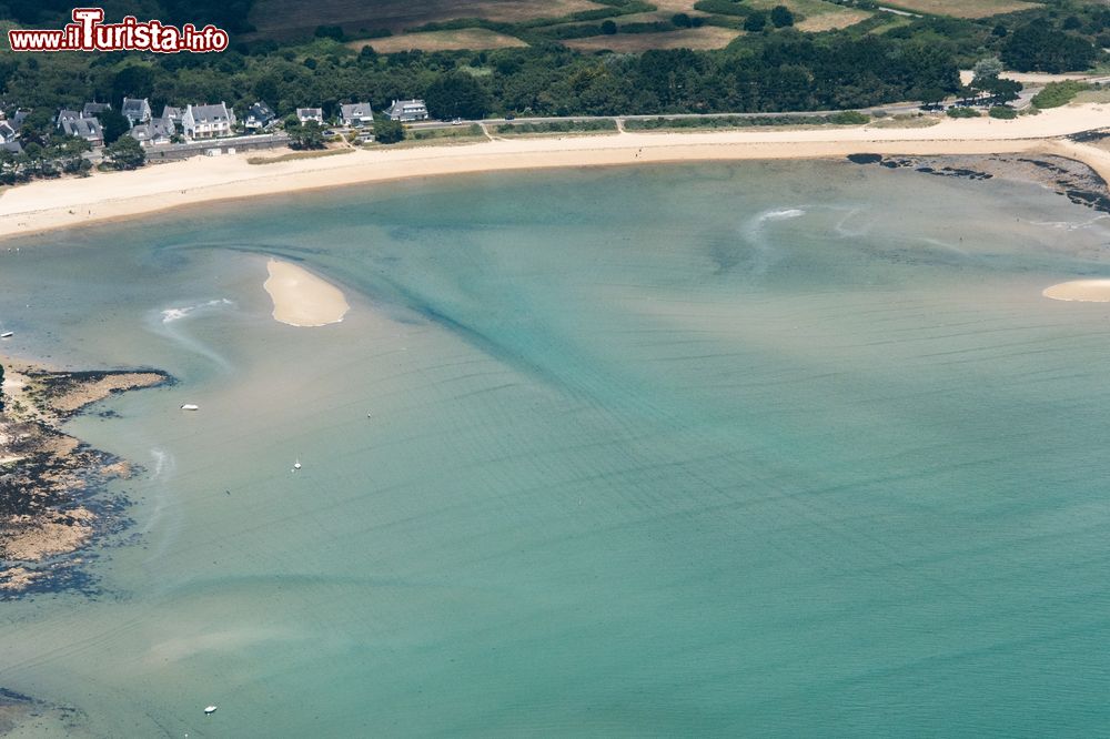 Immagine La spiaggia di Carnac fotografata dall'alto, Francia. Questo tratto di litorale sabbioso si affaccia su una laguna con saline incontaminate in cui transitano e nidificano diverse specie di uccelli.