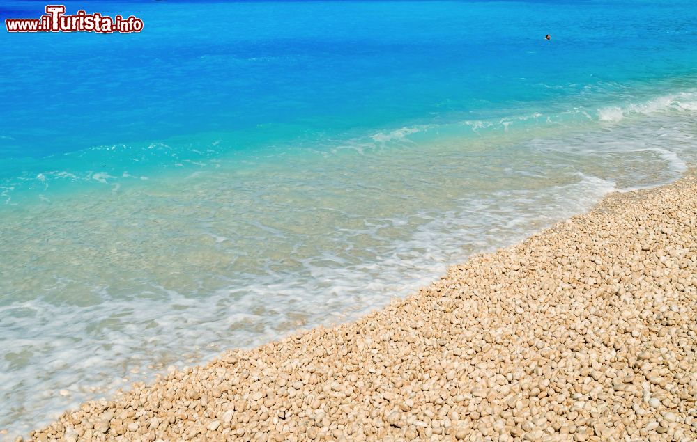 Immagine La spiaggia di ciottoli bianchi di Makris Gialos a Zante in Grecia