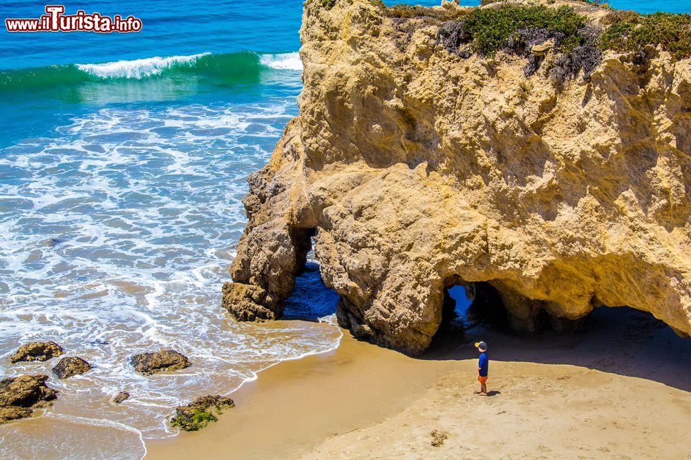 Immagine La spiaggia di El Matador a Malibu, California: nota anche come Pocket Beach, è una delle più rinomate della zona di Malibu. Qui il mare è particolarmente trasparente con onde basse.