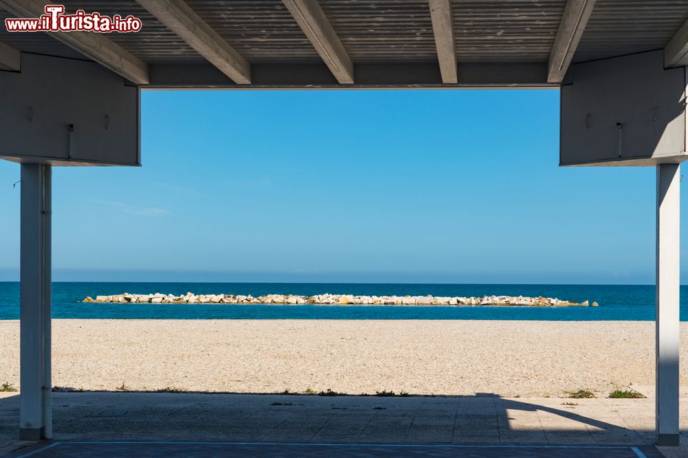 Immagine La spiaggia di Fano protetta da una serie di scogliore, Mare Adriatico, Marche