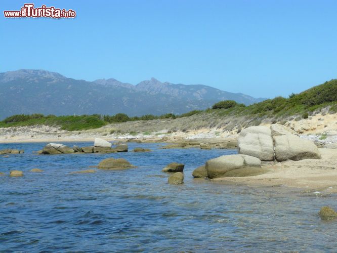 Immagine La spiaggia di Figari, si trova ad ovest di Bonifacio in Corsica